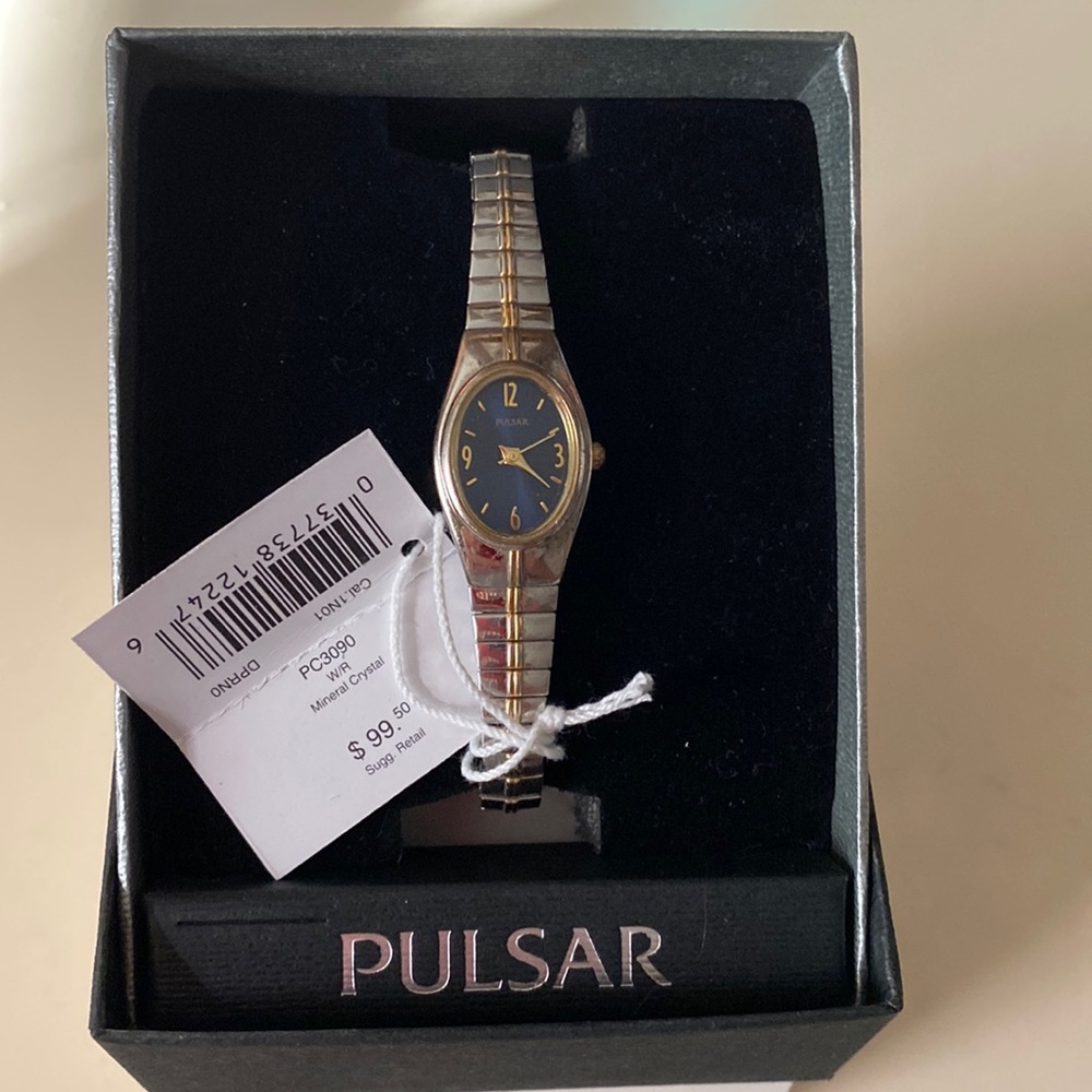 Pulsar elastic band watch.